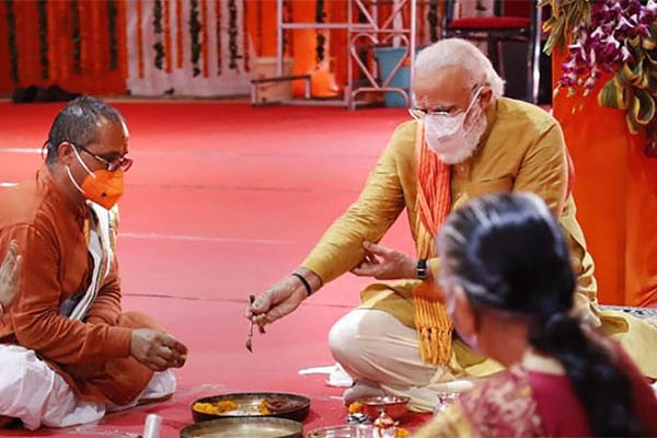 PM Modi peforms 
